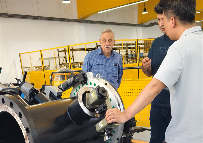 Kami sangat senang dapat bertemu dengan BOKHAR dari Iran.