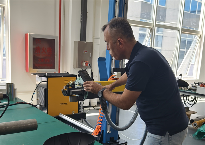 Pelanggan dari Turki berkunjung dan melihat produk pengelasan Tube to Tubesheet.