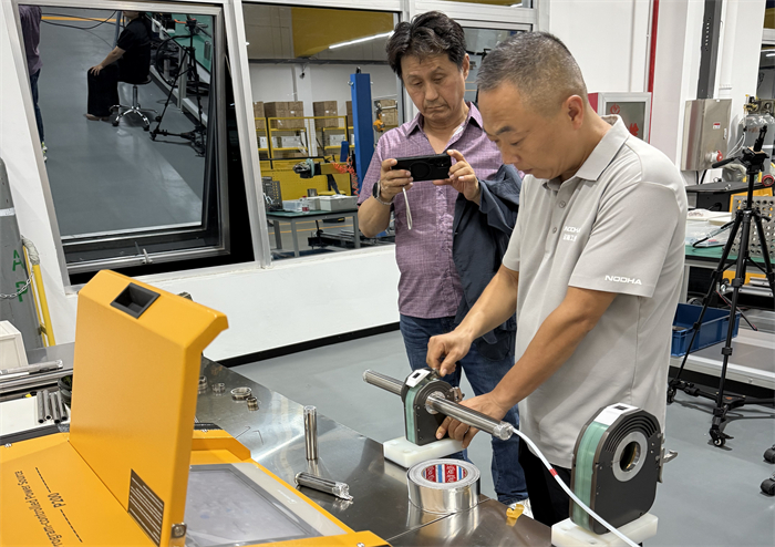 Pelanggan asal Korea datang untuk menyaksikan kekuatan teknologi pengelasan yang dimilikinya.