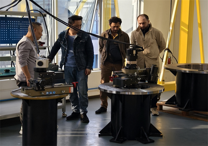 Pelanggan dari Azerbaijan mengunjungi NODHA untuk memeriksa Mesin Pemotong Flensa 3 meter.