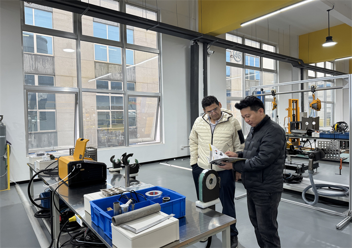 Seorang Pelanggan dari Meksiko Menempuh Perjalanan Jauh untuk Berkunjung